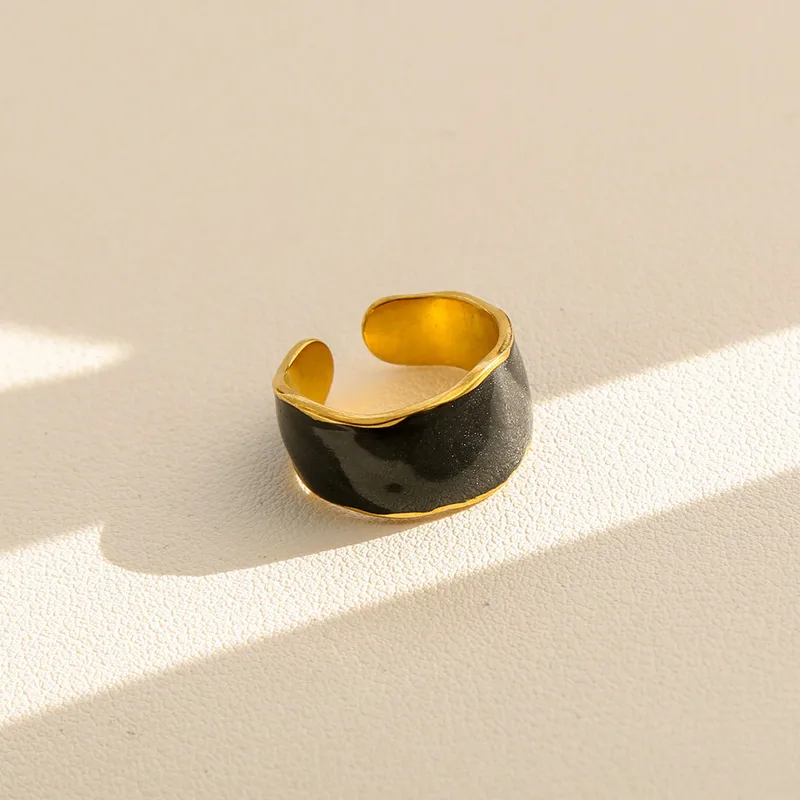 The Onyx Curve Ring