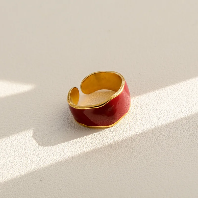 The Onyx Curve Ring