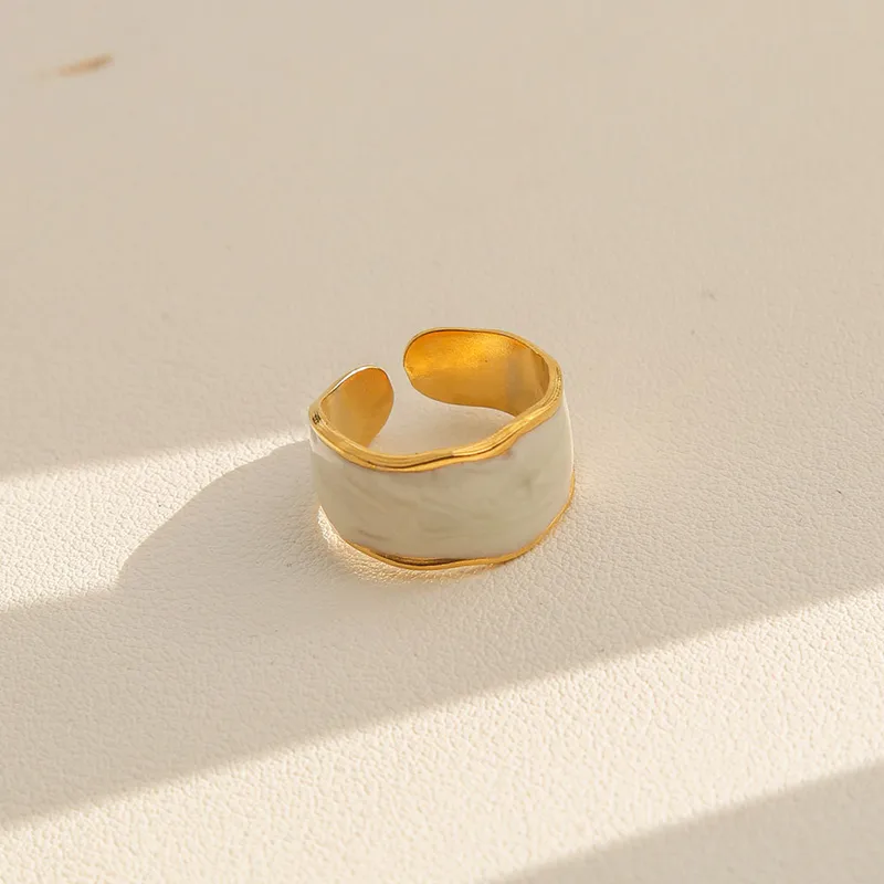 The Onyx Curve Ring